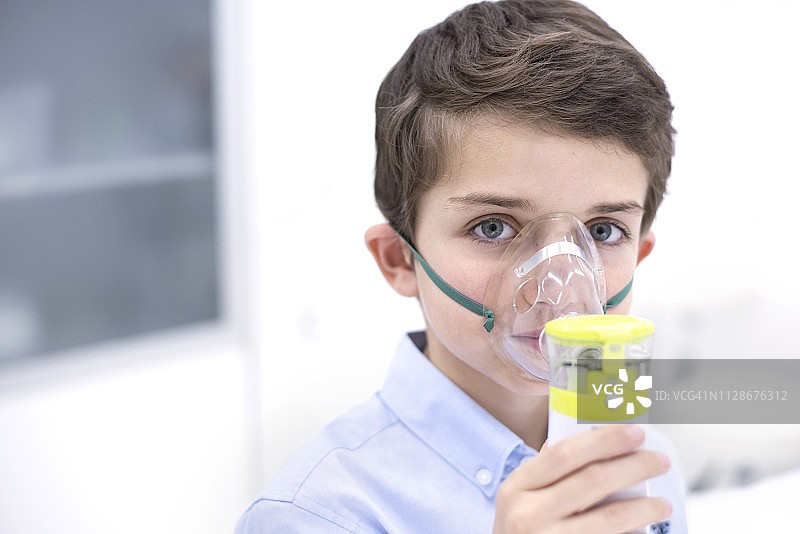 男孩使用雾化器图片素材