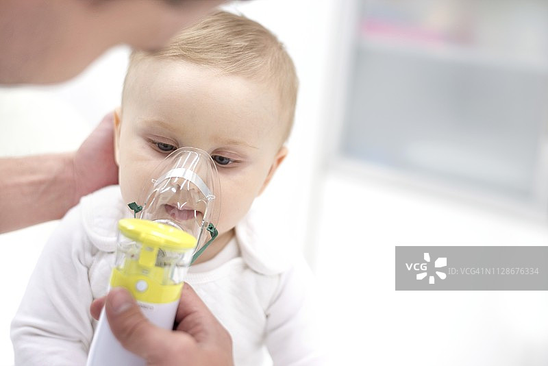 宝宝使用雾化器图片素材