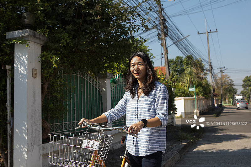 快乐泰国女人骑自行车图片素材