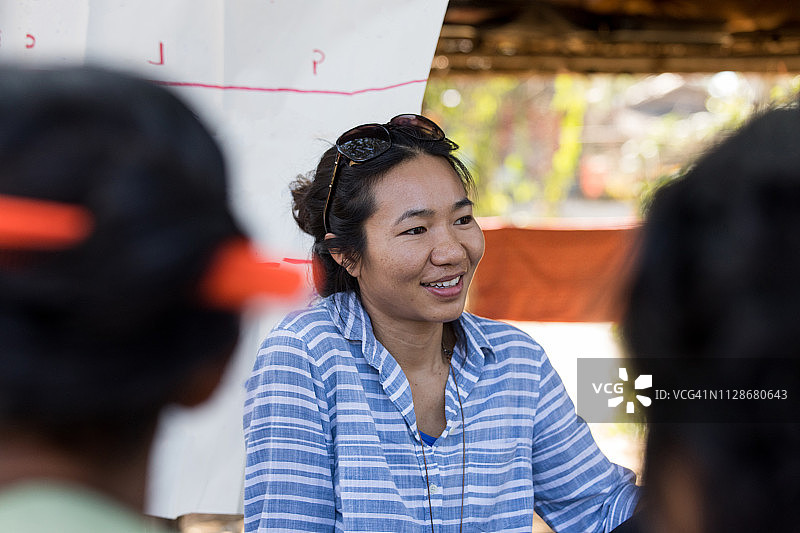 当地土著社区的泰国妇女肖像图片素材