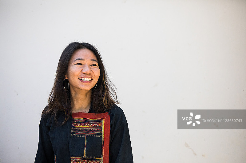 身穿山地部落纺织夹克的漂亮阿卡/泰国女子图片素材