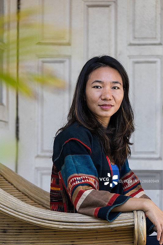 身穿山地部落纺织夹克的漂亮阿卡/泰国女子图片素材