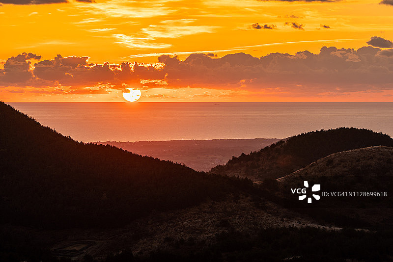 白岳火山锥的日出图片素材