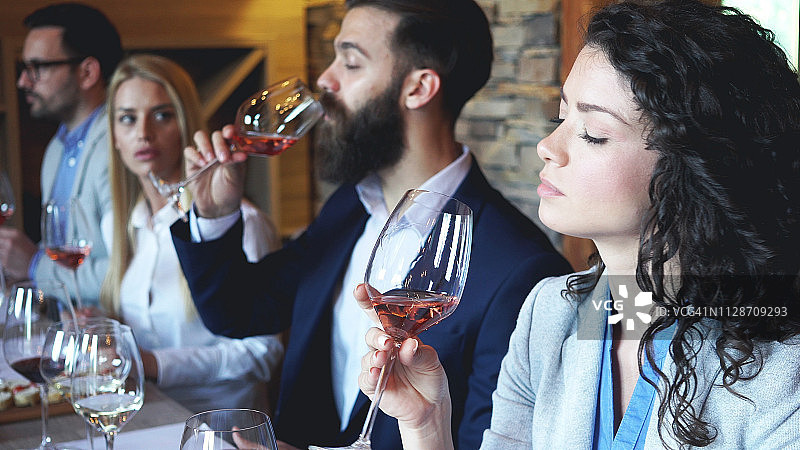 朋友一起品酒图片素材