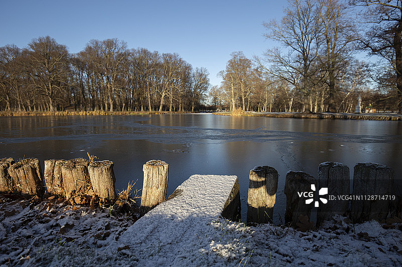 英国花园的池塘图片素材