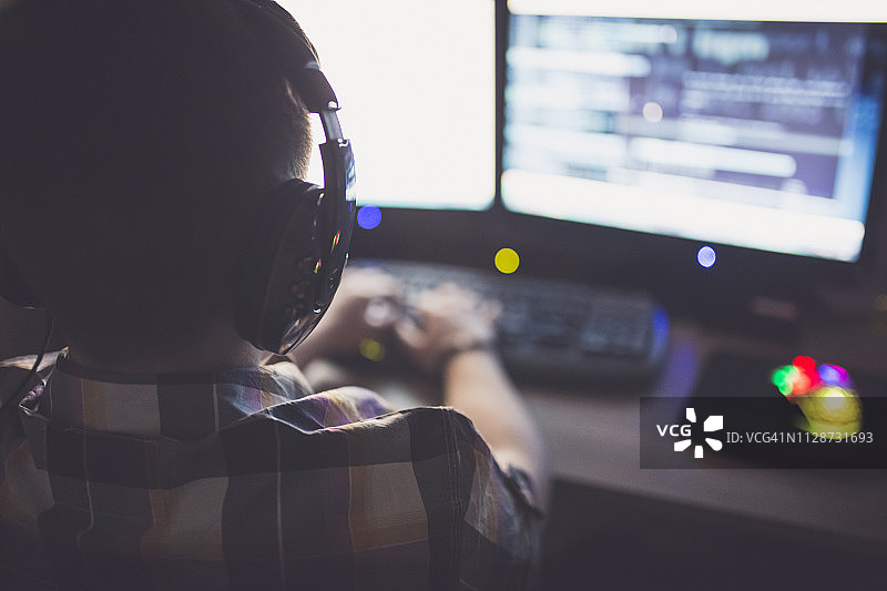 戴耳机的男孩正在使用电脑图片素材