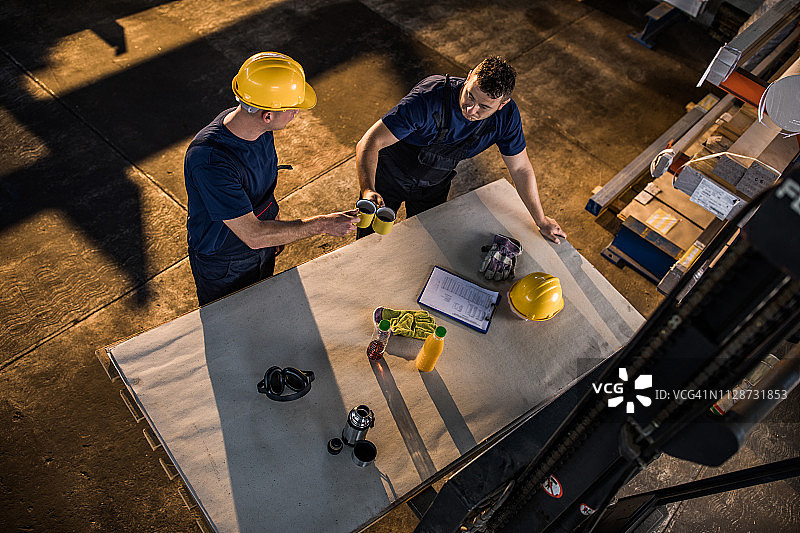 仓库中休息的手动工人俯视图图片素材