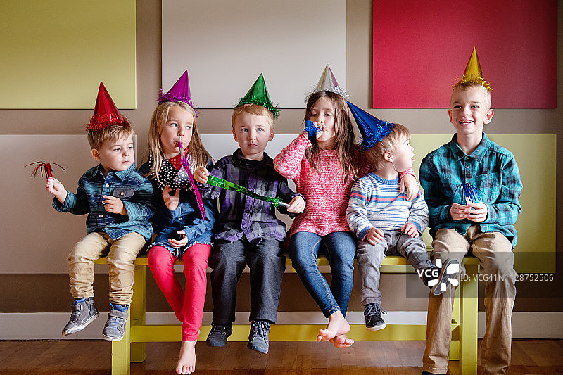 患有唐氏综合症的小男孩参加生日派对图片素材