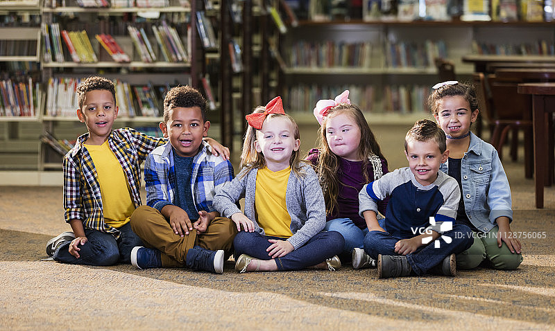 图书馆里的孩子们，患有唐氏综合症的女孩图片素材
