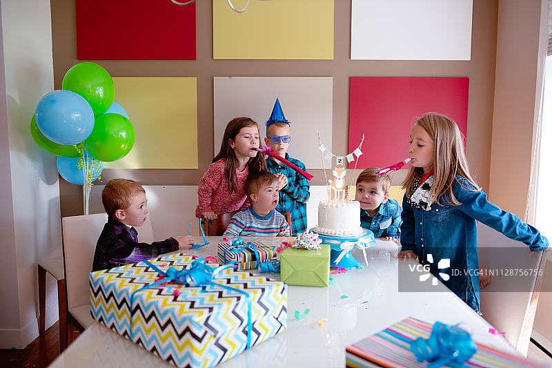 患有唐氏综合症的小男孩参加生日派对图片素材