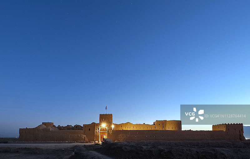 伊朗卡维尔盐漠中古老的萨里亚兹城堡正面景观图片素材