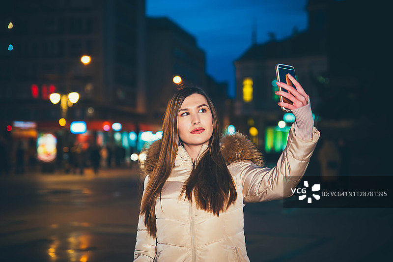 年轻女子自拍图片素材