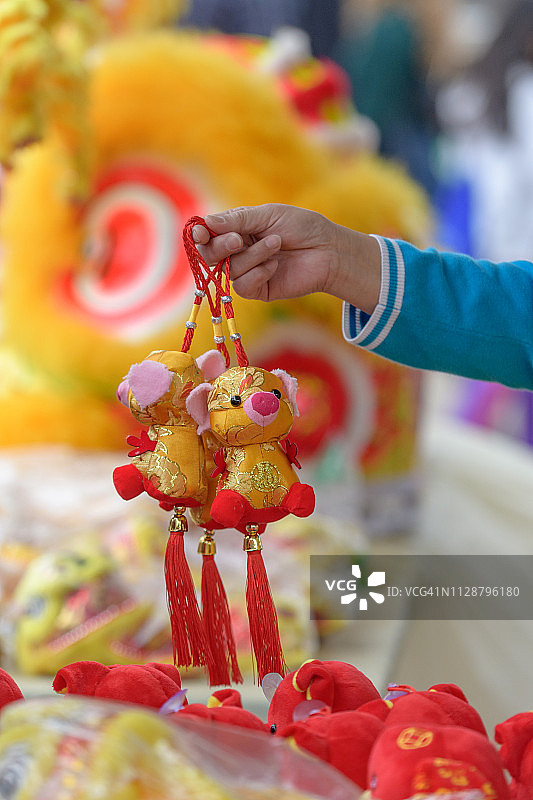 街头集市上出售的猪年吉祥物图片素材