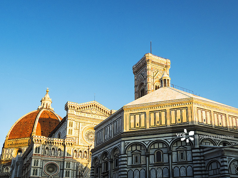 阳光下的圣母百花大教堂图片素材