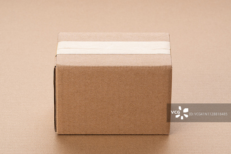 棕色纸上的单个纸板箱图片素材