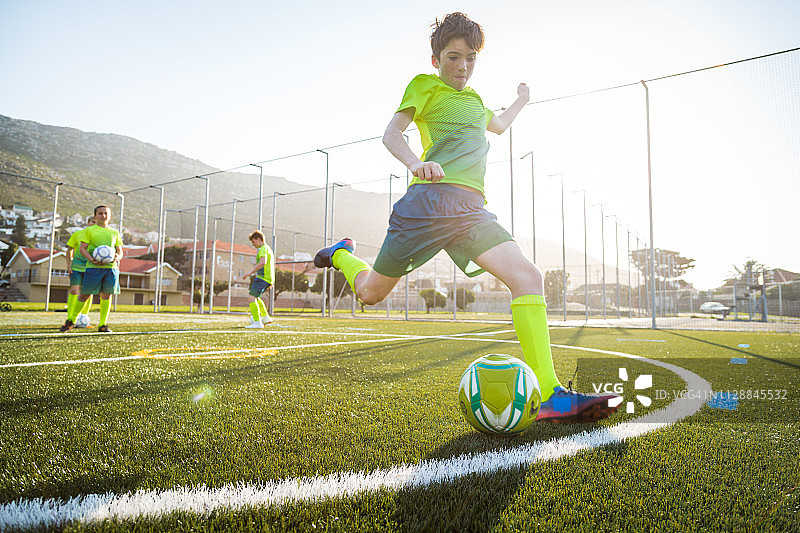 足球运动员踢球图片素材