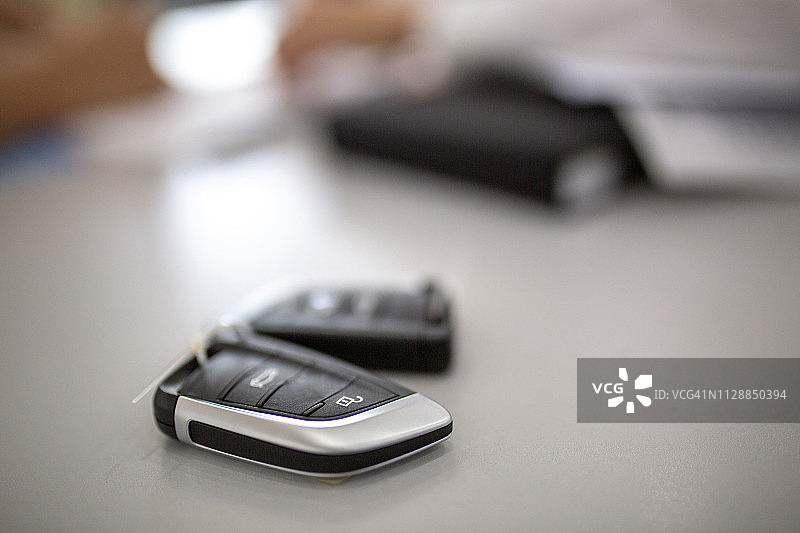桌子上的汽车钥匙特写图片素材