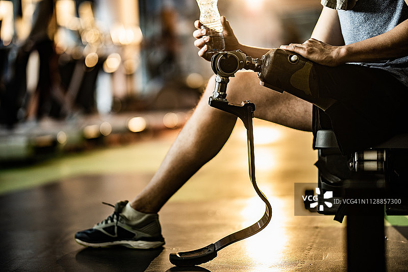 在健身房休息的截肢者图片素材