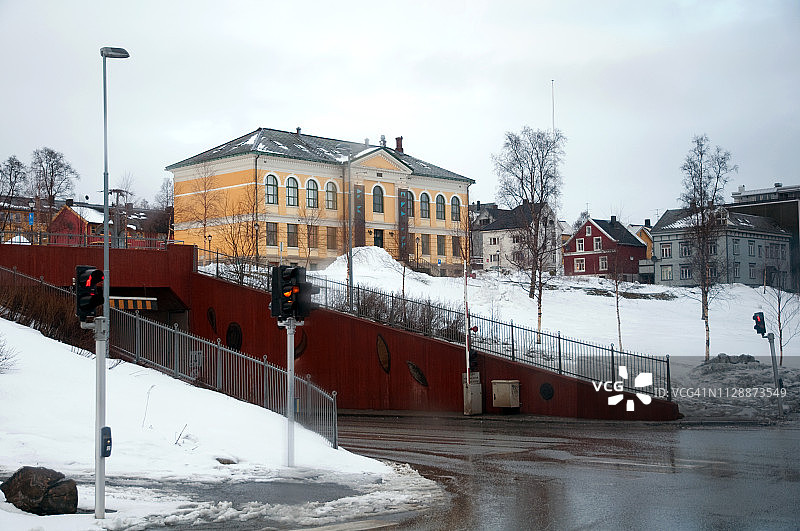 挪威北部特罗姆瑟的市中心与隧道图片素材