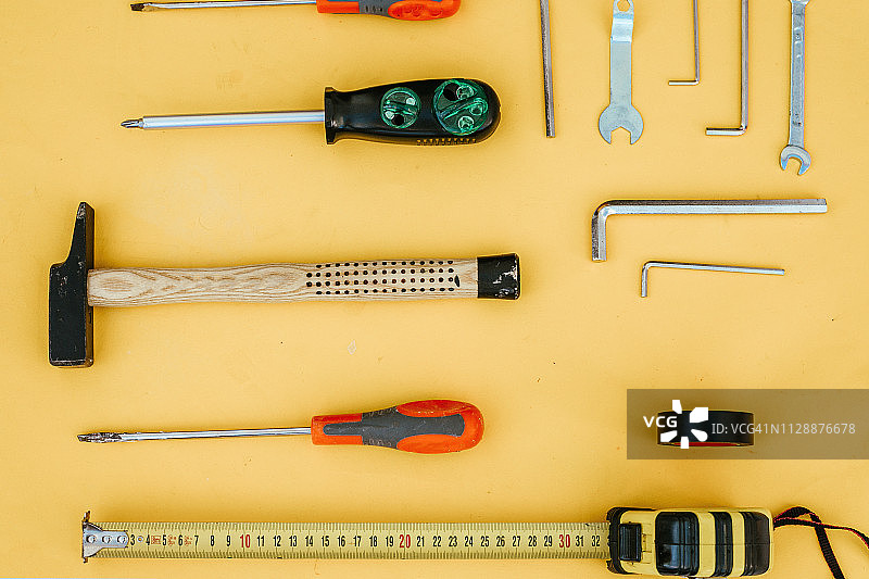 黄色背景上排列的各种手动工具全画幅照片图片素材