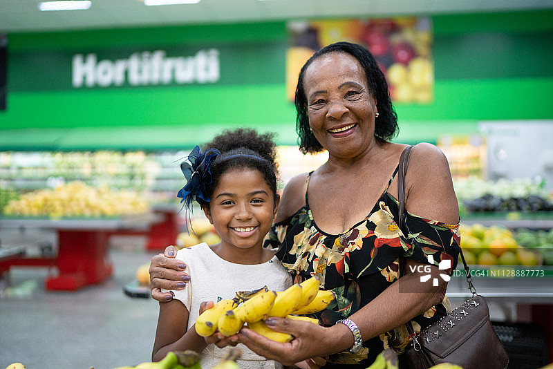 非洲裔孙女和祖母在超市的合影图片素材