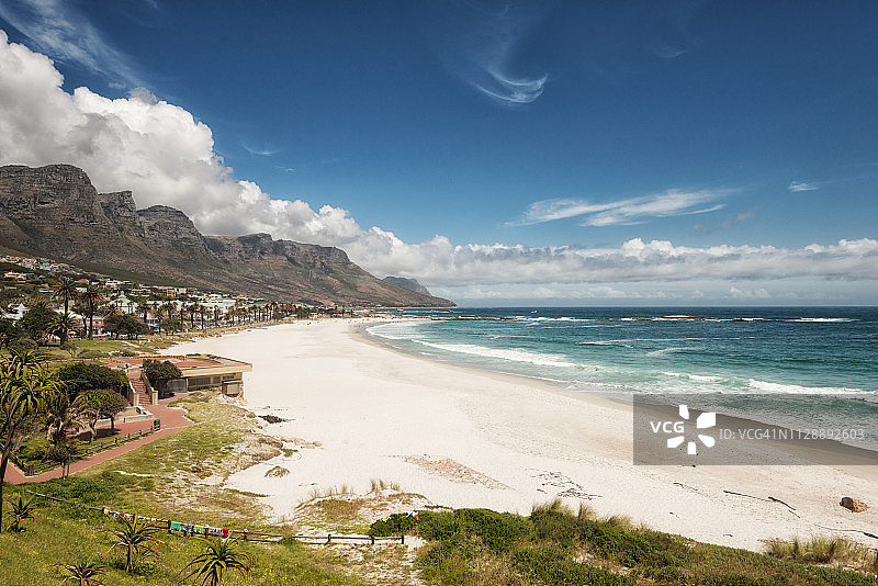 南非开普敦坎普斯湾的十二使徒峰图片素材