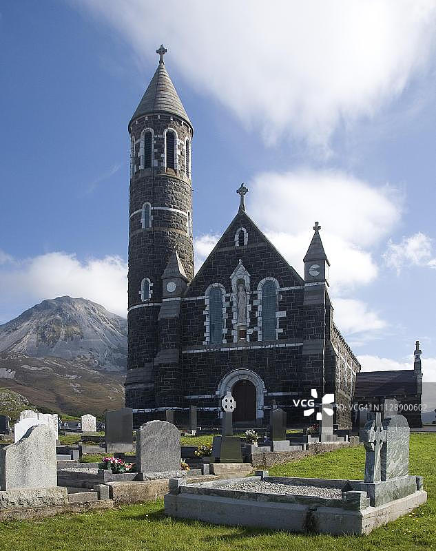 爱尔兰多尼戈尔埃里加尔山前的圣心教堂图片素材