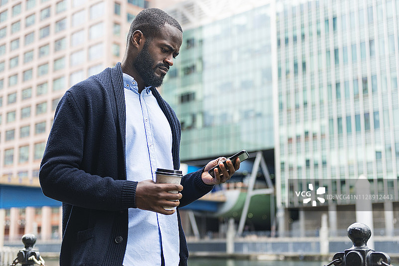 城市职业人士查看电子邮件图片素材