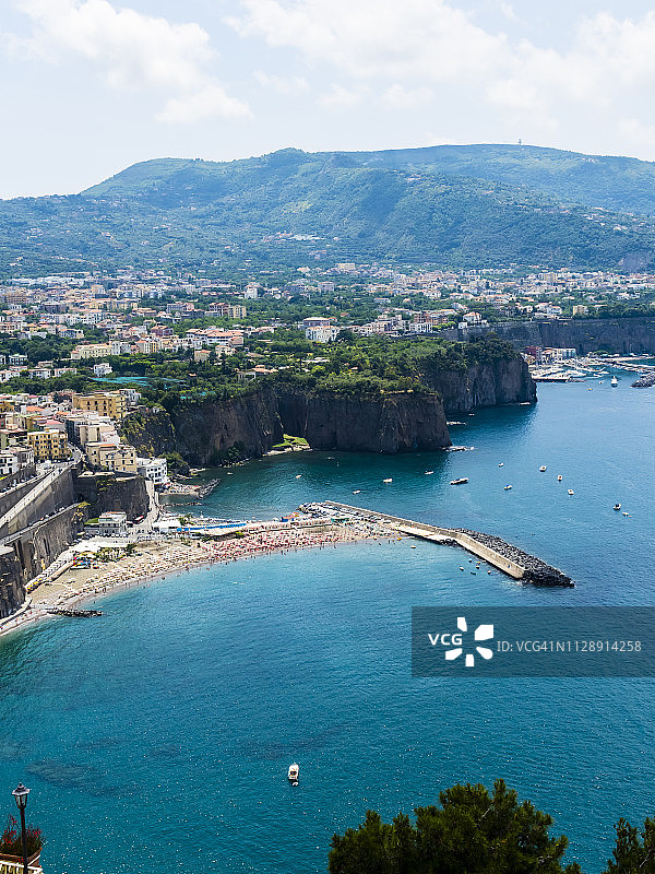 意大利坎帕尼亚，那不勒斯湾索伦托悬崖海岸图片素材