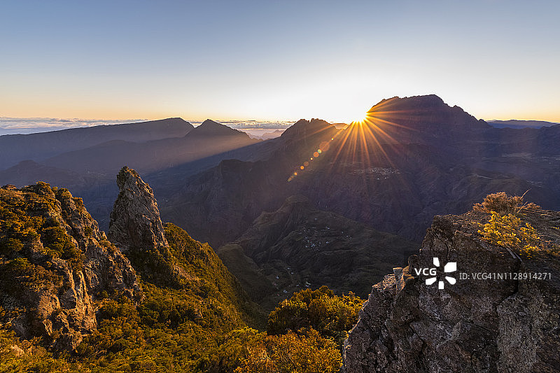 留尼汪国家公园景色：从皮托迈多眺望马法特冰斗、大莫尔讷山和雪峰，日出图片素材