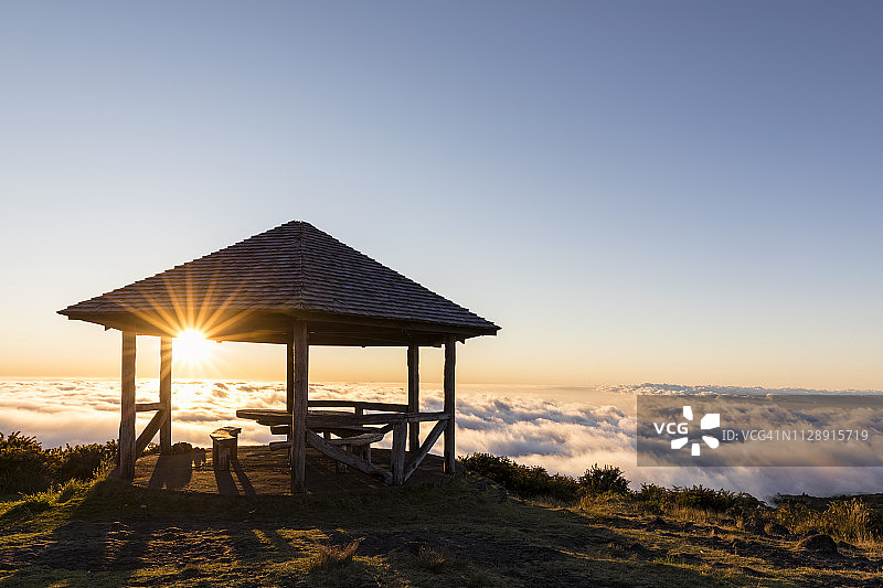 留尼汪国家公园莫多火山观景点：云海日落野餐胜地图片素材