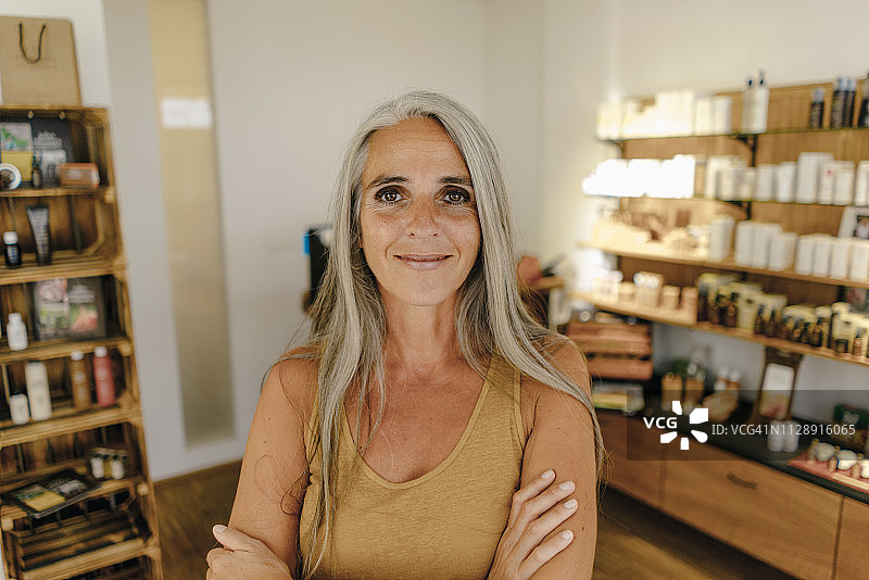 店铺里微笑的女商人肖像图片素材