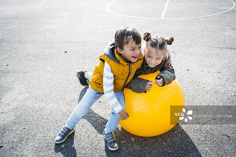 两个玩健身球的儿童图片素材