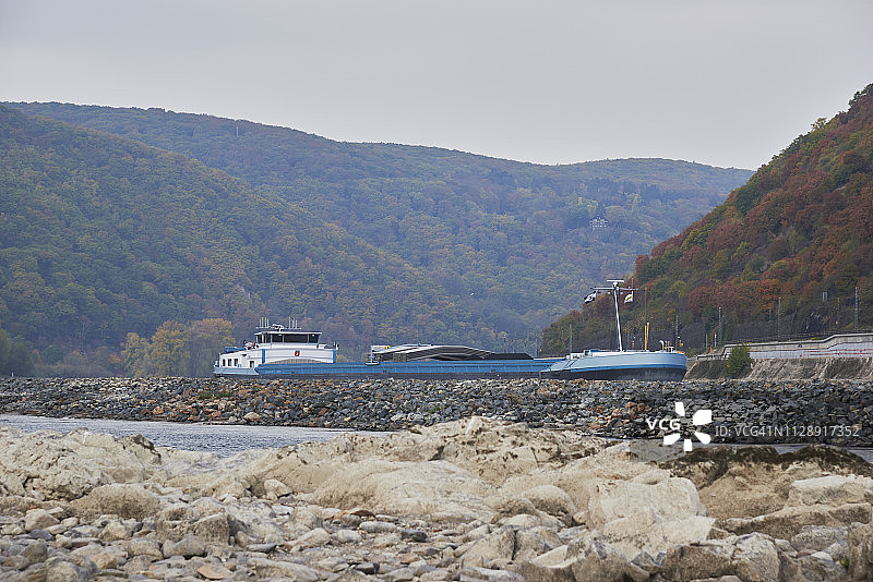 德国莱茵兰-普法尔茨州宾根莱茵河低潮时期的货船图片素材