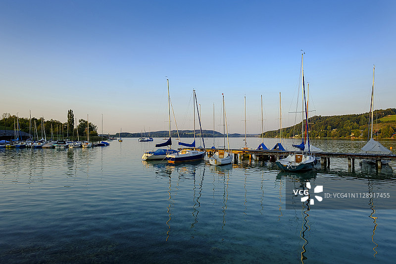 奥地利萨尔茨堡州弗拉绍马特湖：傍晚的湖泊和帆船图片素材