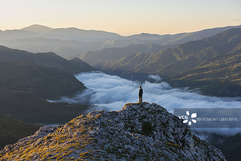 意大利翁布里亚锡比利尼国家公园日出时站在观景点上的徒步旅行者图片素材