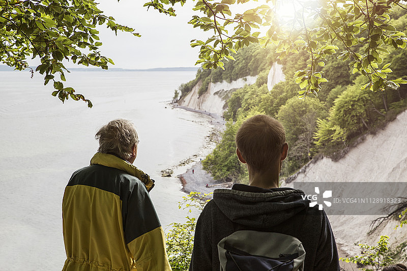 德国梅克伦堡-前波美拉尼亚州吕根岛：亚斯蒙德国家公园，白垩悬崖，远足者在观景点图片素材