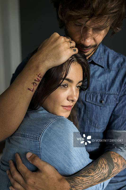 向上看的纹身男子，高角度拍摄图片素材