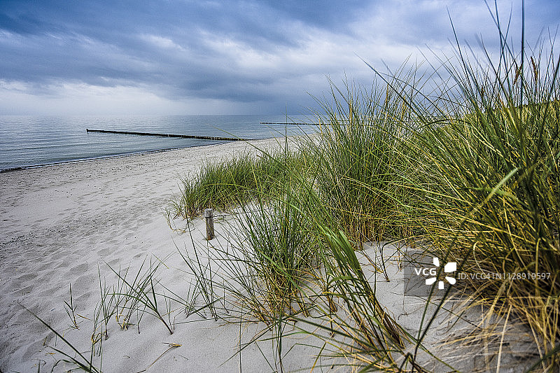 德国梅克伦堡-前波美拉尼亚州青斯特海滩与云朵图片素材