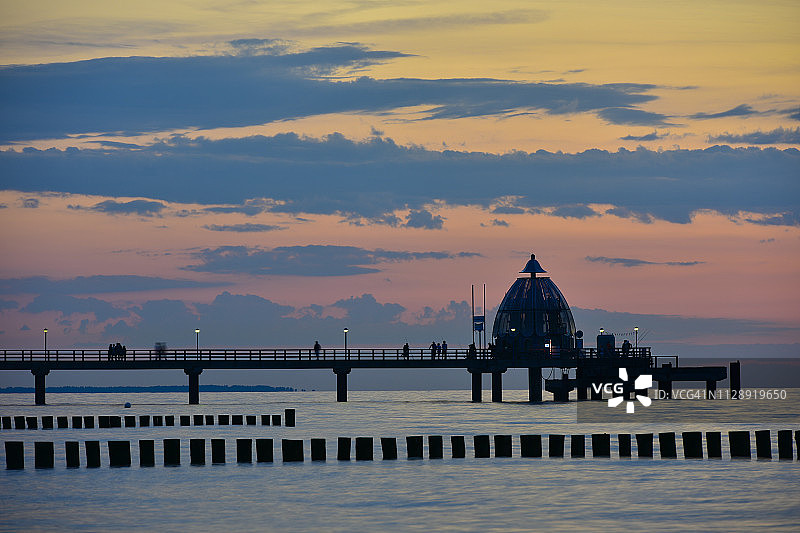 德国梅克伦堡-前波美拉尼亚州辛斯特海桥和日落时的潜水舱图片素材