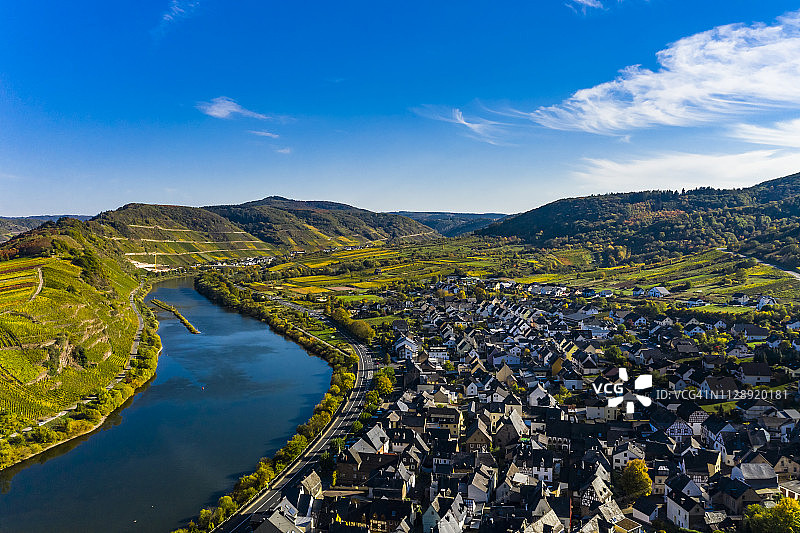 德国莱茵兰-普法尔茨，科赫姆-泽尔，布雷姆，摩泽尔河环线和摩泽尔河全景图片素材