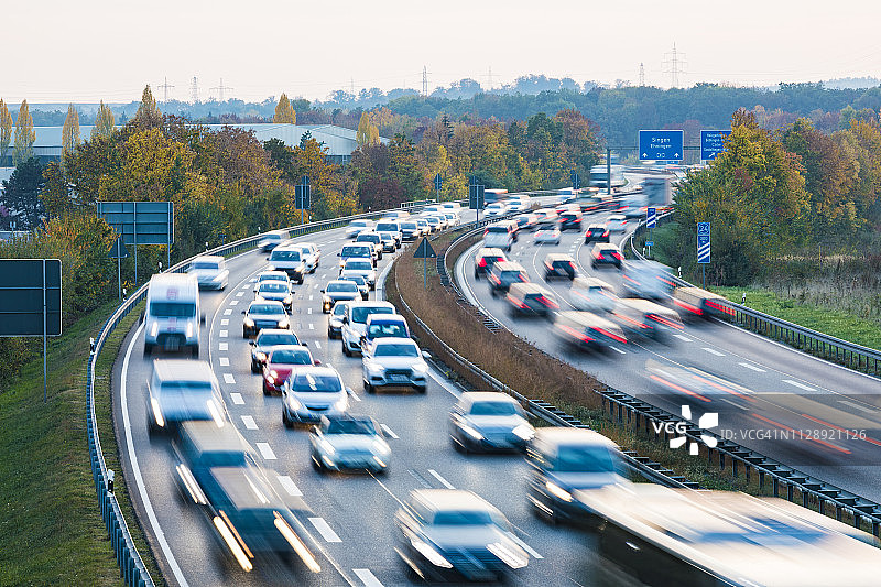 德国巴登-符腾堡州伯布林根辛德尔芬根：A 81高速公路和热电联产厂夜景图片素材