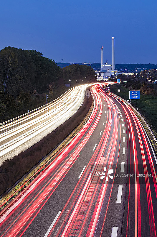 德国伯布林根和辛德尔芬根：A81高速公路与热电厂夜景图片素材