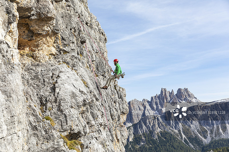 意大利科尔蒂纳丹佩佐多洛米蒂山脉的男子绳降图片素材