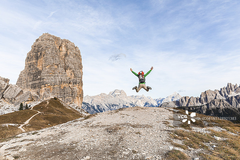 意大利科尔蒂纳丹佩佐多洛米蒂山脉中快乐的登山者图片素材