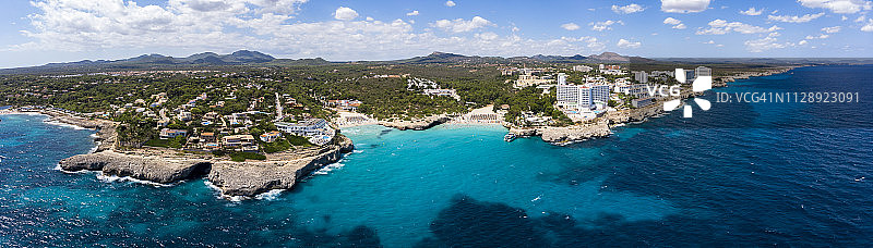 西班牙马略卡岛特罗皮卡纳海湾和多明戈海湾鸟瞰图片素材