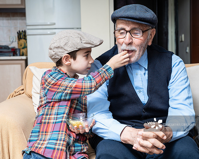 照顾曾祖父的小男孩肖像图片素材