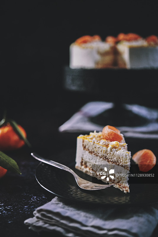 橘子芝士蛋糕配奶油和白巧克力图片素材