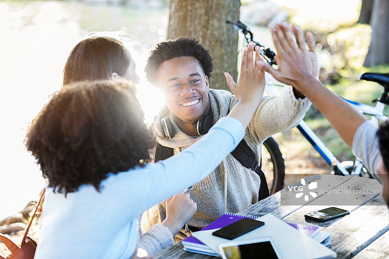 一群大学生朋友击掌庆祝图片素材