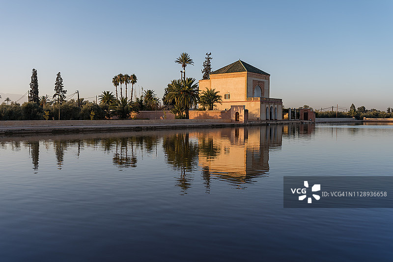马拉喀什梅纳拉花园日出亭，摩洛哥 - 湖面倒影和阿特拉斯山脉景观图片素材